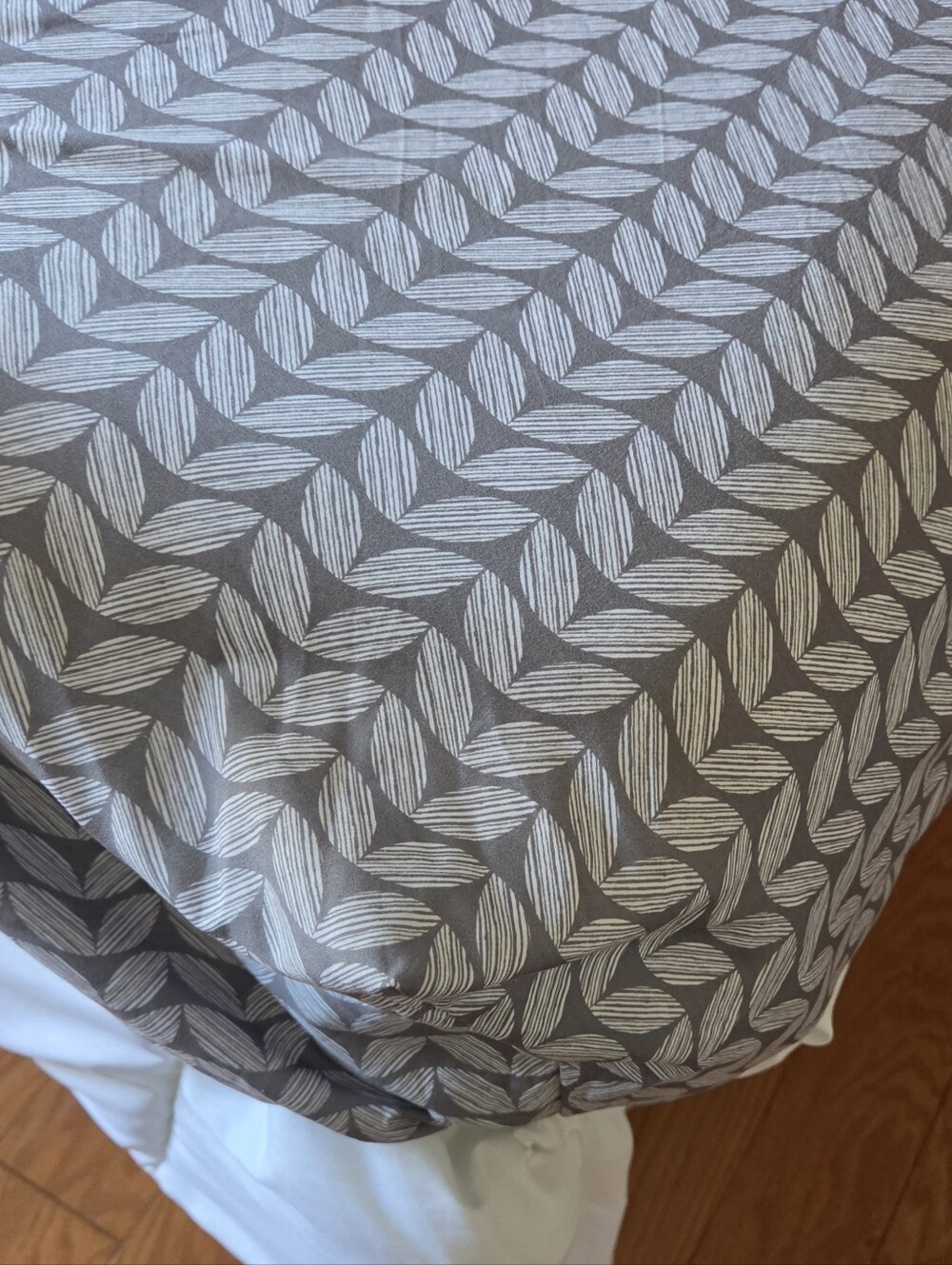 Full Size Fitted Gray & White Geometric Bedding